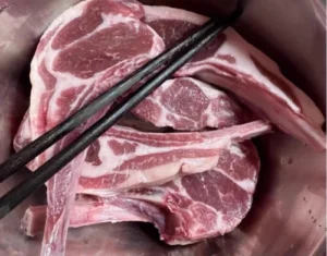 Thick-cut, tender baby lamb tomahawks from Inner Mongolia. 3KG frozen bone-in pack, no additives. Clean, milky-fresh flavour. U.S.-wide cold-chain delivery photo review