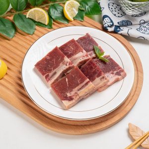 100% grass-fed Australian beef short ribs, bone-in and frozen at −18°C. Halal certified, vacuum-sealed, U.S.-wide cold-chain delivery. Quick to cook.
